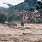 हिमाचल प्रदेश-उत्तराखंडमध्ये पावसाच्या कहर, ८१ मृत्यू