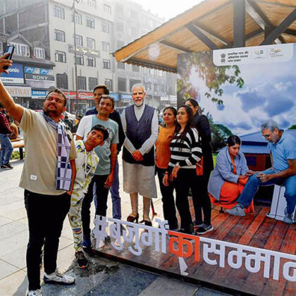 Pm Modi's Life Size Cutout Attracts Tourists At Lal Chowk